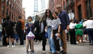 Dumbo Drop 2026: Thousands of toy elephants rain down as beloved fundraiser returns • Brooklyn Paper