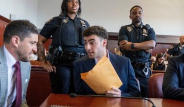 Luigi Mangione lawyers drop psychiatric defense in CEO killing trial – NBC New York