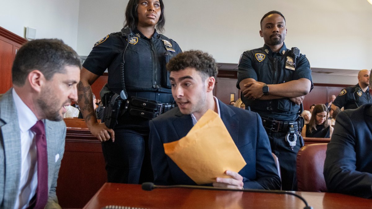 Luigi Mangione lawyers drop psychiatric defense in CEO killing trial – NBC New York