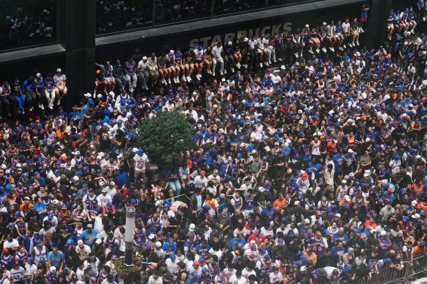 Crowds fill the sidewalks waiting for the start of the NBA Champion New York Knicks ticker-tape parade on Broadway, in New York's "Canyon of Heroes," Thursday, June 18, 2026. (AP Photo/Richard Drew)