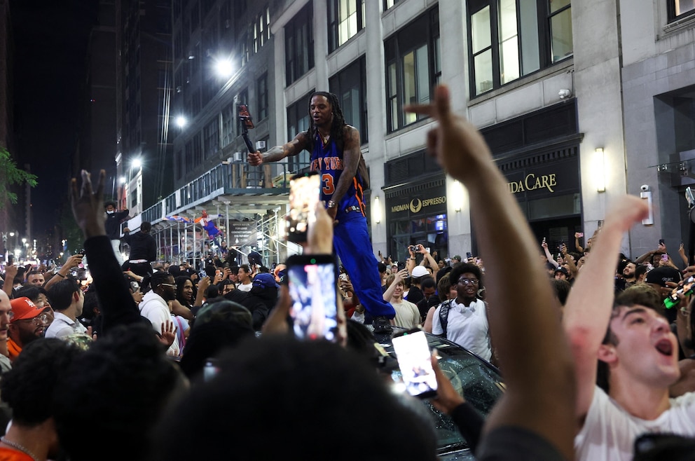 PHOTO: Fans celebrate after the New York Knicks beat the San Antonio Spurs in the Game 4 of the NBA Finals, near Madison Square Garden in New York City