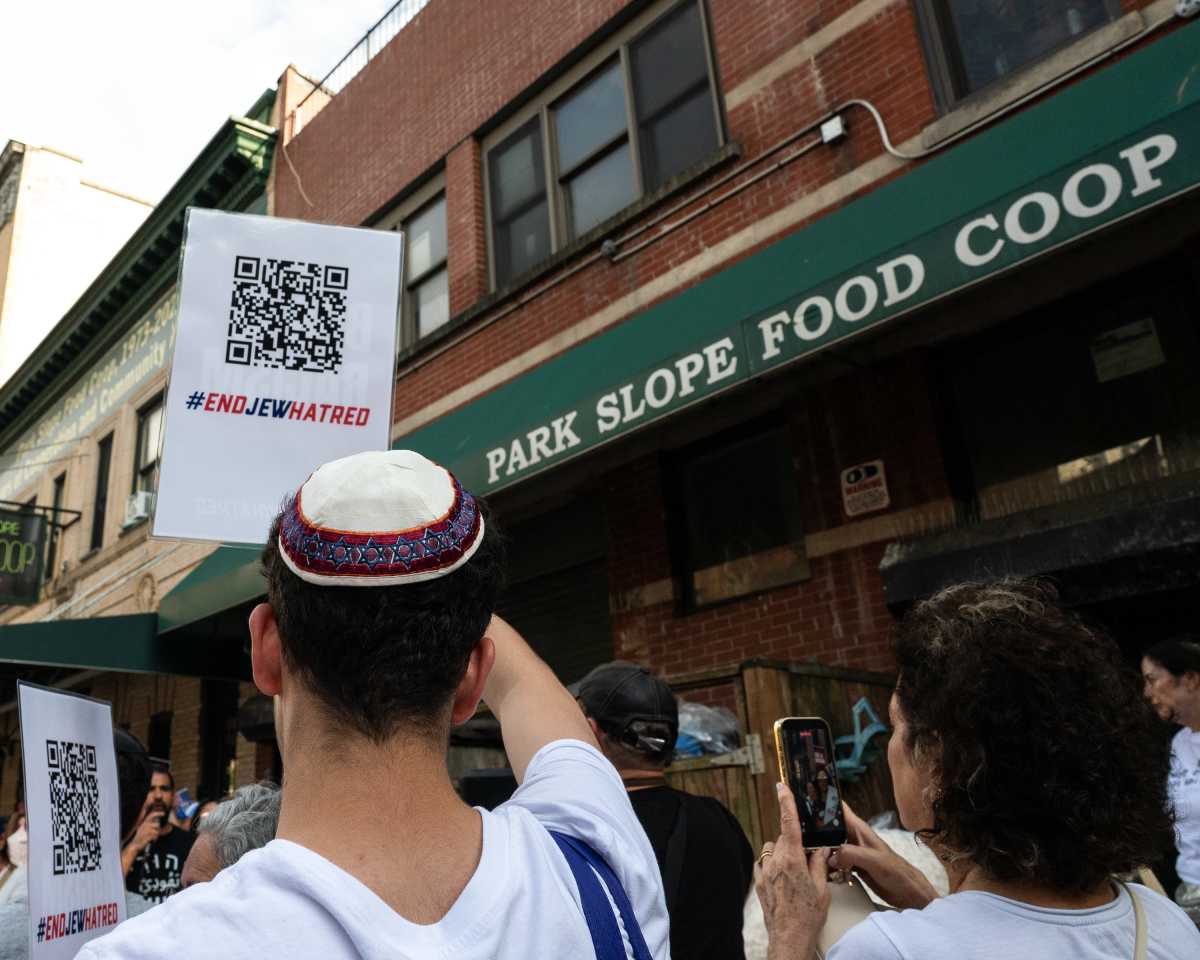 Pro-Israel activists rally against Park Slope Food Co-op’s Israeli products boycott • Brooklyn Paper