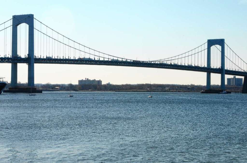 Seaplane crashes in East River off Queens; FDNY rescues two occupants
