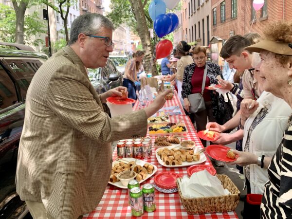 Rev. Jonathan B. Sachs, pastor of Zion Evangelical Lutheran Church, mans the food table. Photo: Mary Frost/Brooklyn Eagle