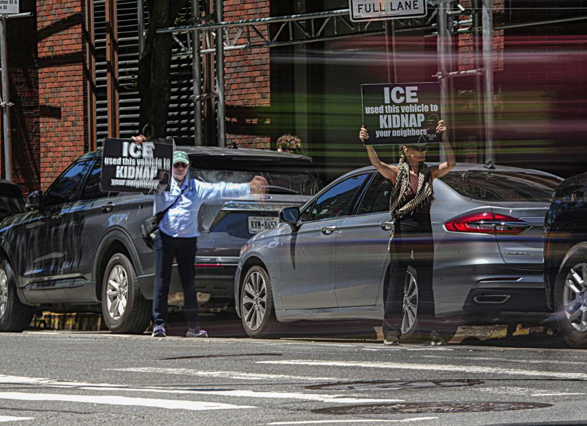 EXPOSED: Activists in Manhattan identify ICE agent vehicles parked on street in warning effort