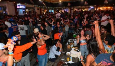 SEE IT | Queens residents come together to watch Knicks’ historic comeback victory in Game 4 of the NBA Finals – QNS