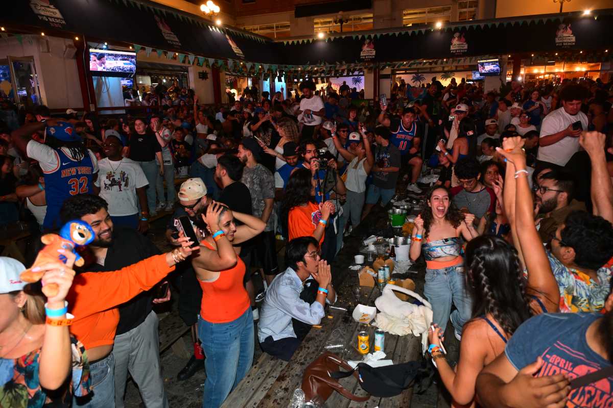 SEE IT | Queens residents come together to watch Knicks’ historic comeback victory in Game 4 of the NBA Finals – QNS