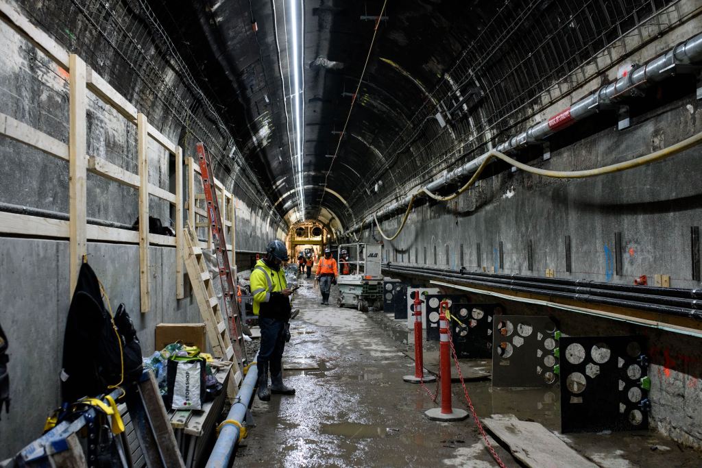 East River Tunnel tube will be closed another month due to concrete flaws