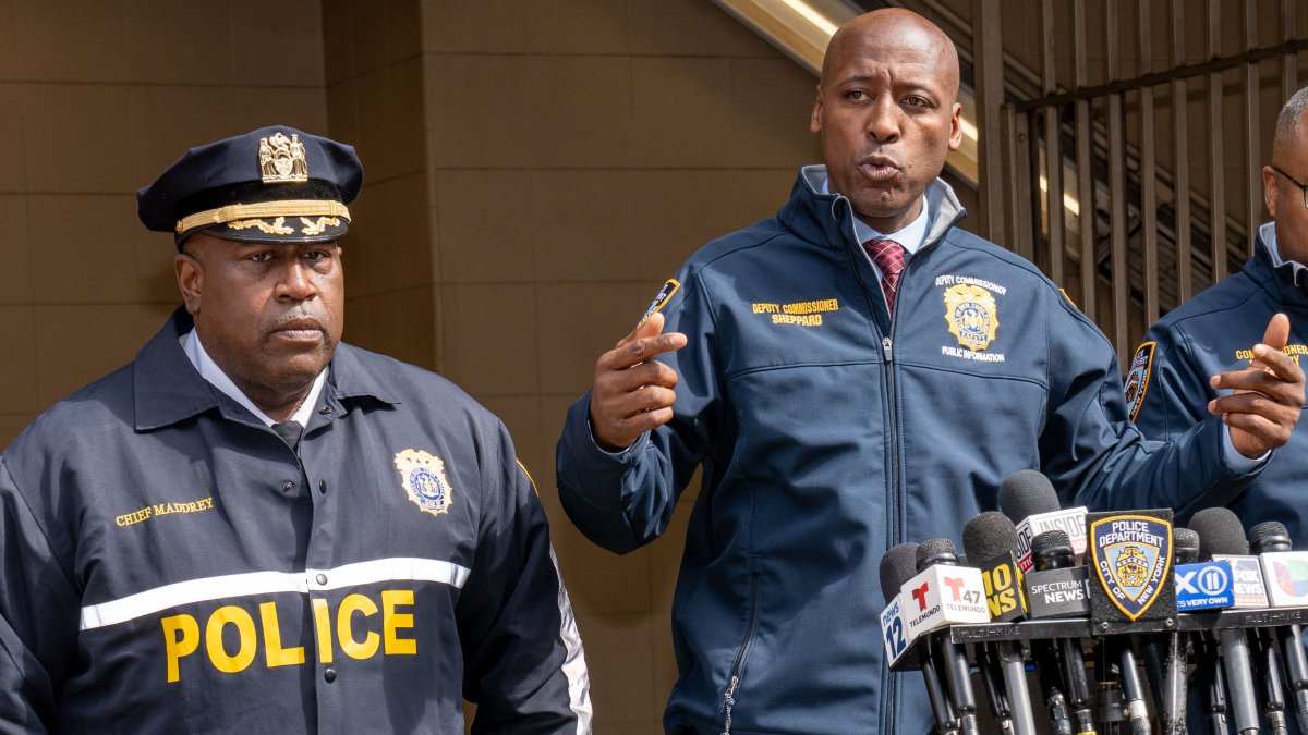 NYPD officials targeted in FBI search – NBC New York