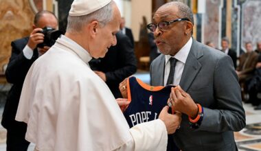 Spike Lee will wear Pope Leo-signed Knicks jersey to Game 3 of NBA Finals – NBC New York