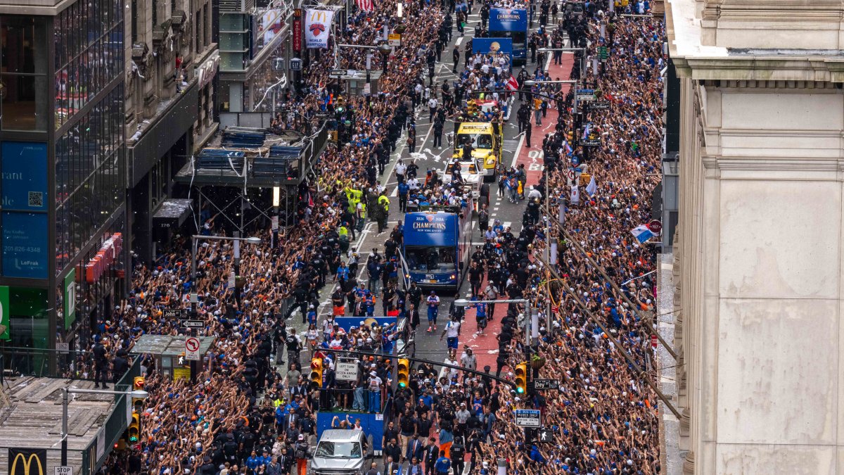 Knicks victory parade rocks NYC as fans fill the streets – NBC New York