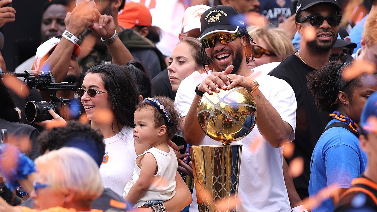 Knicks Take Over Manhattan For Championship Parade (Photos/Video)