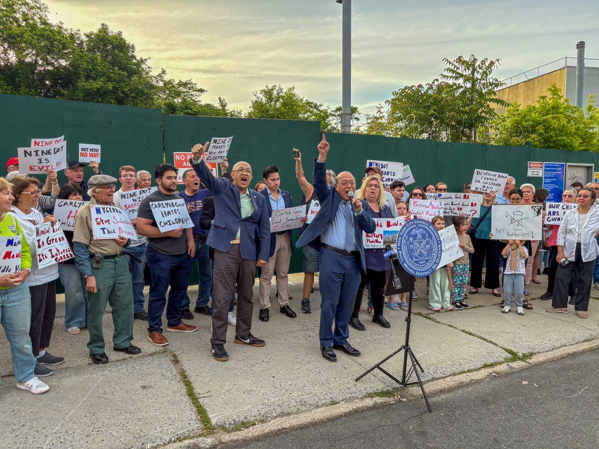 ‘Not for sale’: Middle Village community rally against proposed lithium-ion battery facility – QNS