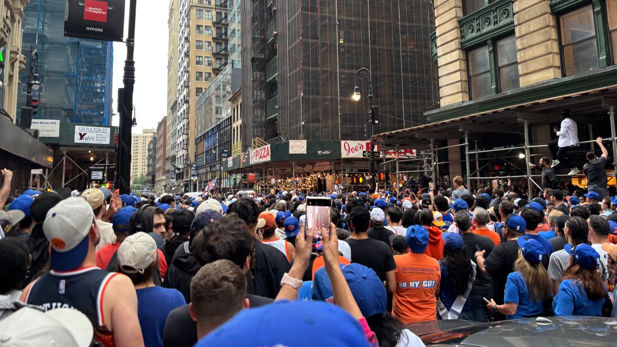 Live updates: Knicks fans turned away from parade route – NBC New York