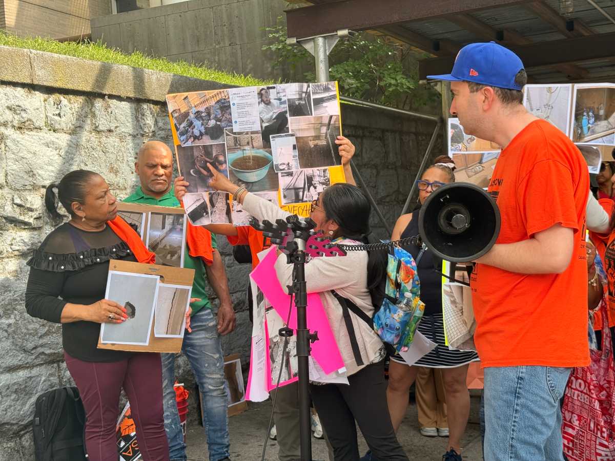 Tenants rally outside Bronx Housing Court, demand repairs from notorious landlord David Kleiner – Bronx Times