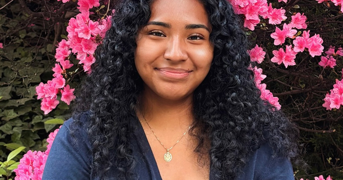 Karen E. Flores Named Graduate Valedictorian at Manhattan University
