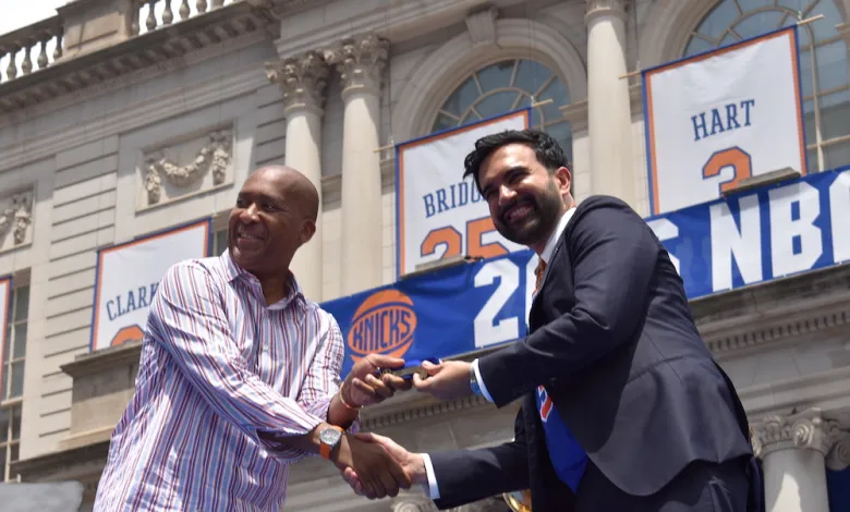 Knicks EVP and Senior Advisor William Wesley (left) receives a key from NYC Mayor Zohran Mamdani (right) on June 18. (Ariama C. Long photo)