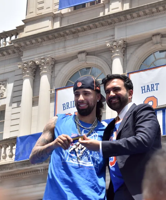 New York Knicks NBA point guard Jose “Grand Theft Alvarado” Alvarado (left) receives a key from NYC Mayor Zohran Mamdani (right) on June 18, 2026. (Ariama C. Long photo)