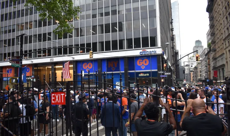 A view of Broadway lined with expectant Knicks fans awaiting parade floats on June 18. (Ariama C. Long photo)