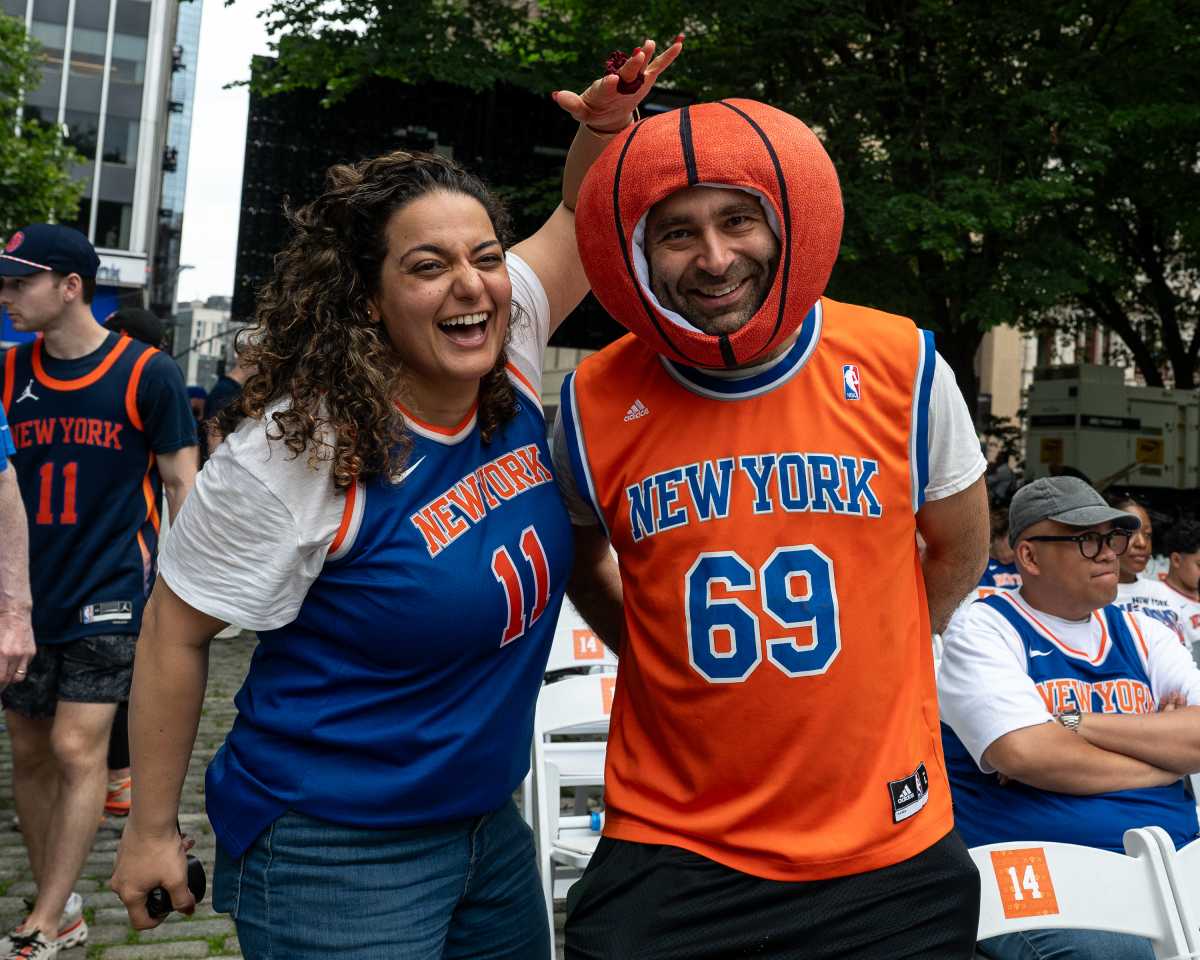 Knicks fans in get-up at city hall ceremony celebrating team's NBA championship