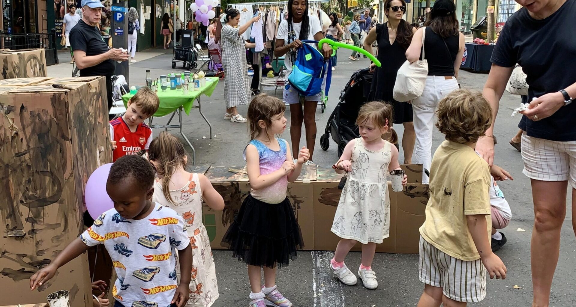 Painting boxes, a Le Meraviglie art activity, was quite popular with the younger tykes. Photo: Mary Frost, Brooklyn Eagle