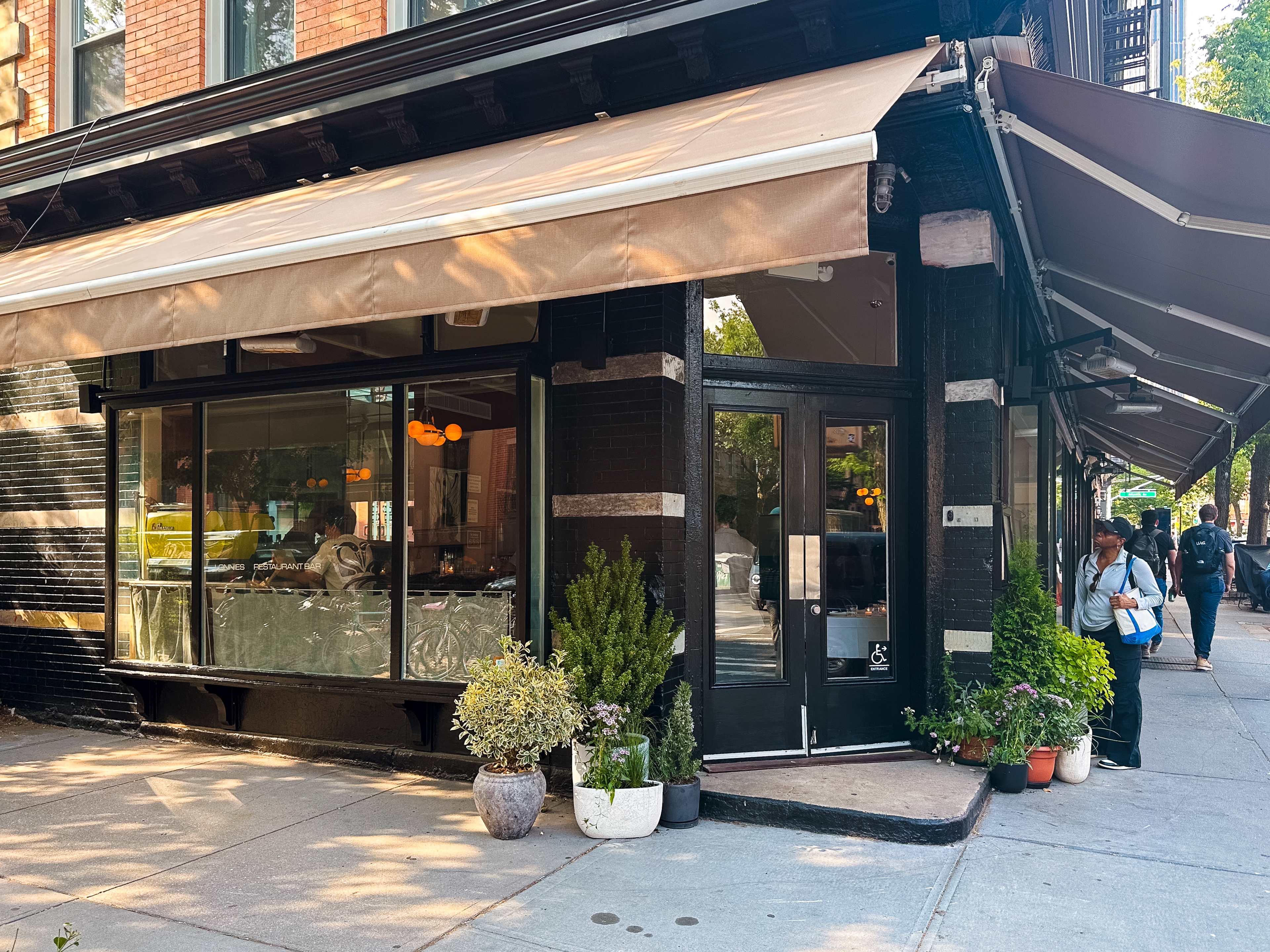 the exterior of lonnies