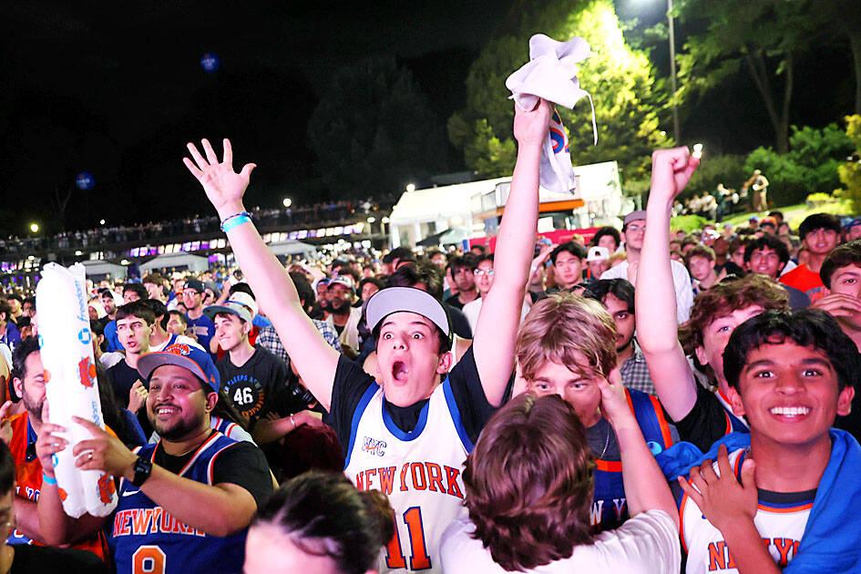 New York gripped by Knicks frenzy
