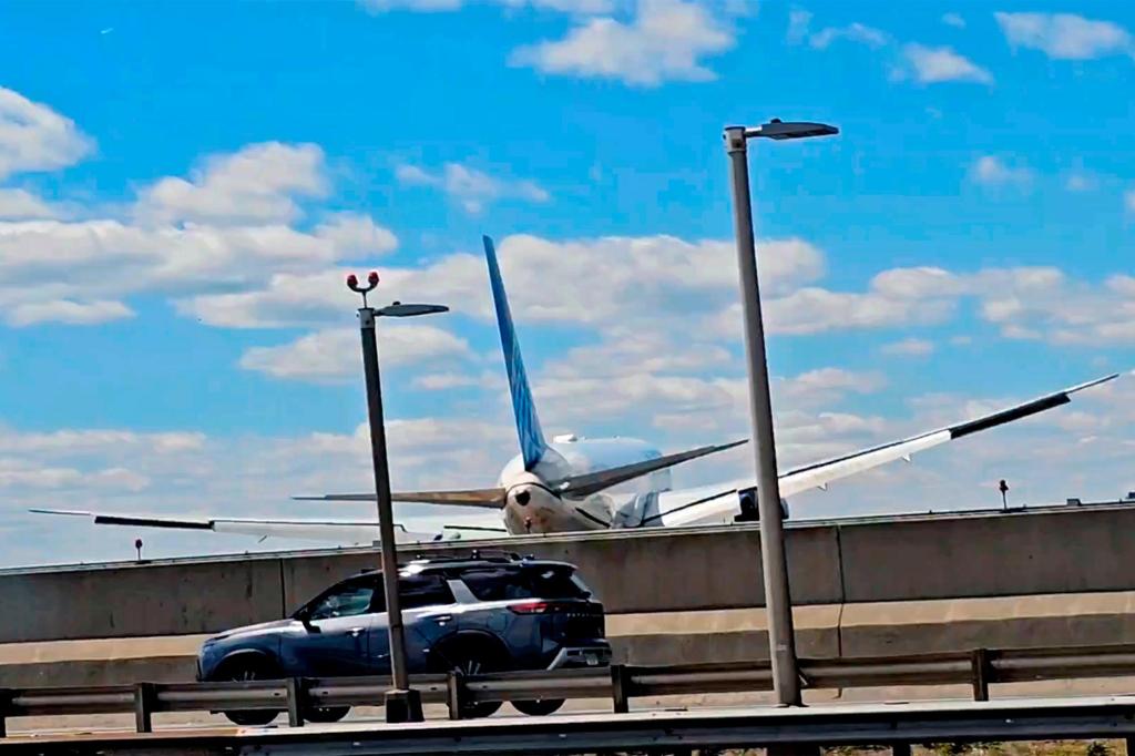 Copilot of United jet that struck a light pole realized flight was low, but not in time: report