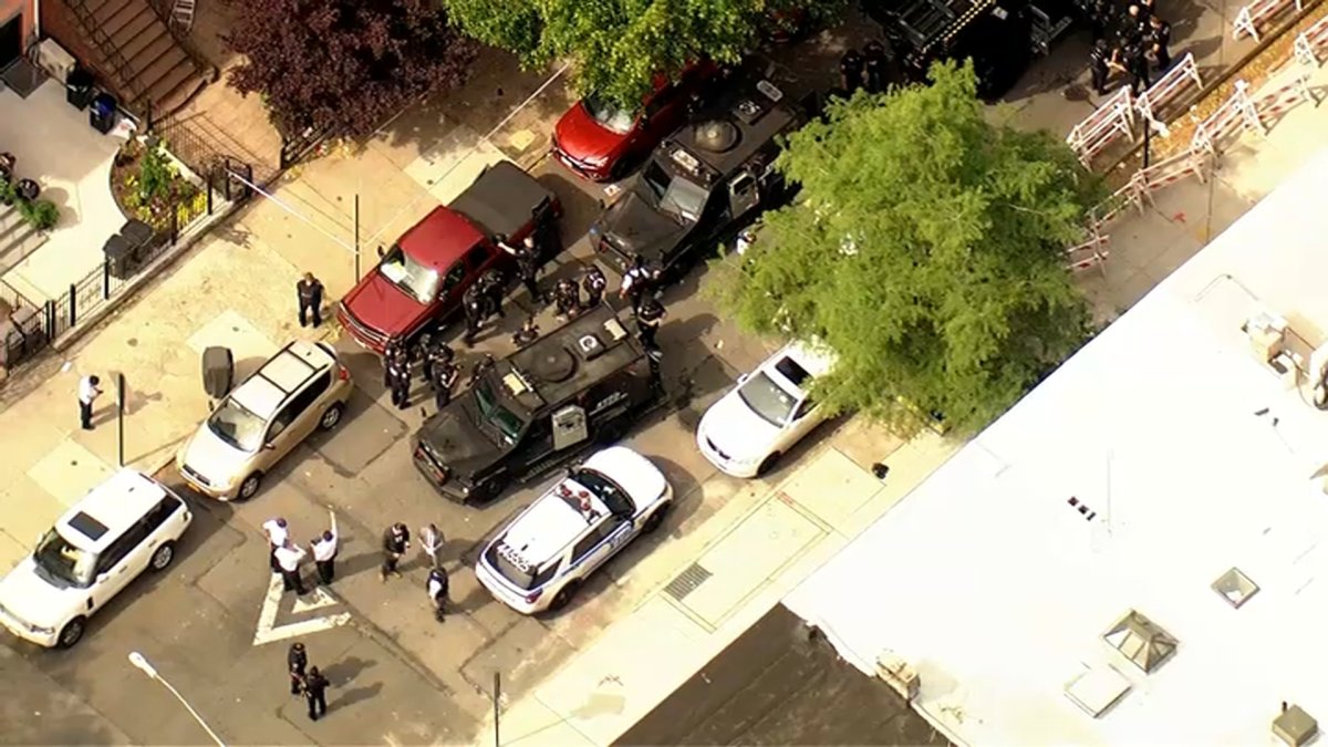 NYPD officer shot in leg as suspect barricades in Brooklyn home – NBC New York