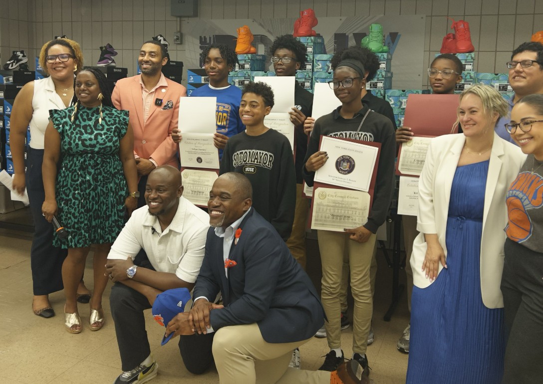 NBA champion Shaquille O’Neal provides free sneakers for middle school students at M.S. 180 – Bronx Times