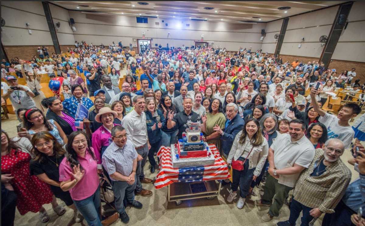 Over 1,000 join Sen. Liu in Flushing to celebrate America 250 and contribute to community time capsule – QNS