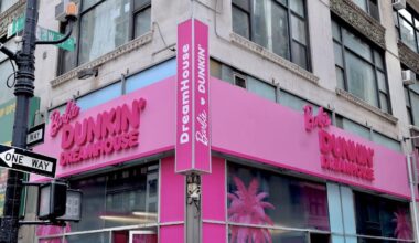 Exterior image of the transformed Dunkin’ outlet in Manhattan (news.dunkindonuts.com)