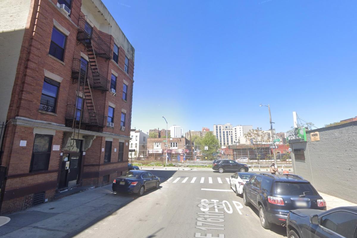 Two teens stabbed during NYC robbery attempt