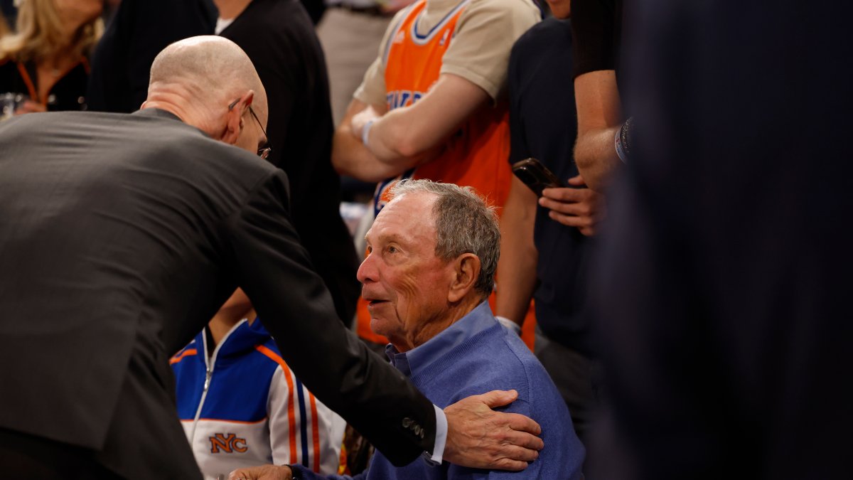 Knicks guard Jose Alvarado crashes into former NYC Mayor in game 3 – NBC New York