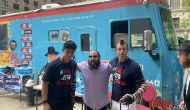 Hundreds Wrap Tefillin at Massive Parade in Manhattan