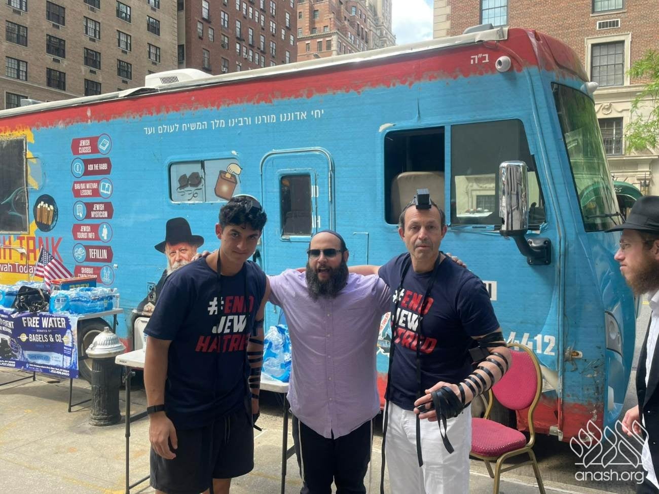 Hundreds Wrap Tefillin at Massive Parade in Manhattan