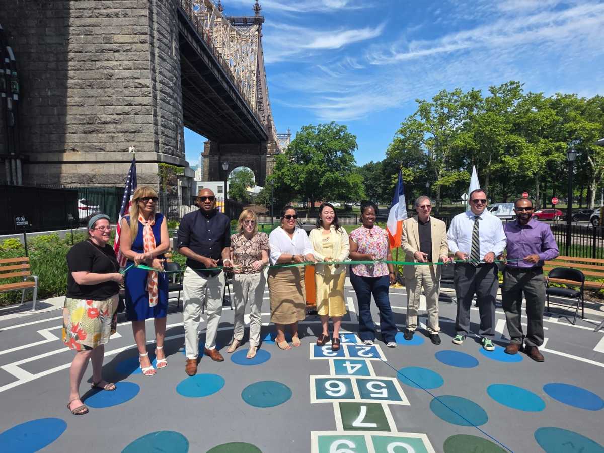 NYC Parks cuts the ribbon at reopened and renovated Queensbridge ‘Baby’ Park – QNS