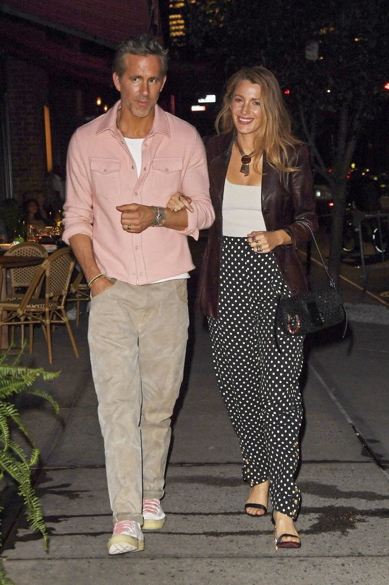 Photo © 2026 Backgrid/The Grosby Group

EXCLUSIVE
New York, June 9, 2026. 
Blake Lively and Ryan Reynolds were seen enjoying a stroll through New York City, stopping to greet fans and pose for selfies along the way. The couple appeared relaxed and affectionate as they spent time together in the city. During the outing, Lively shared a playful moment with her husband while chatting with photographers, and the pair were seen laughing and enjoying a carefree day out.
***
Blake Lively y Ryan Reynolds fueron vistos disfrutando de un paseo por la ciudad de Nueva York, donde se detuvieron para saludar a sus seguidores y posar para selfies. La pareja se mostró relajada y cariñosa mientras compartía tiempo juntos en la ciudad. Durante la salida, Lively protagonizó un momento divertido junto a su esposo mientras interactuaba con los fotógrafos, y ambos fueron vistos riendo y disfrutando de una jornada distendida.