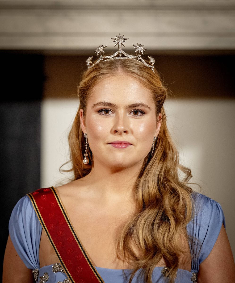 Catharina-Amalia paid tribute to Queen Emma, Queen Juliana and Queen Wilhelmina through carefully selected family heirlooms.