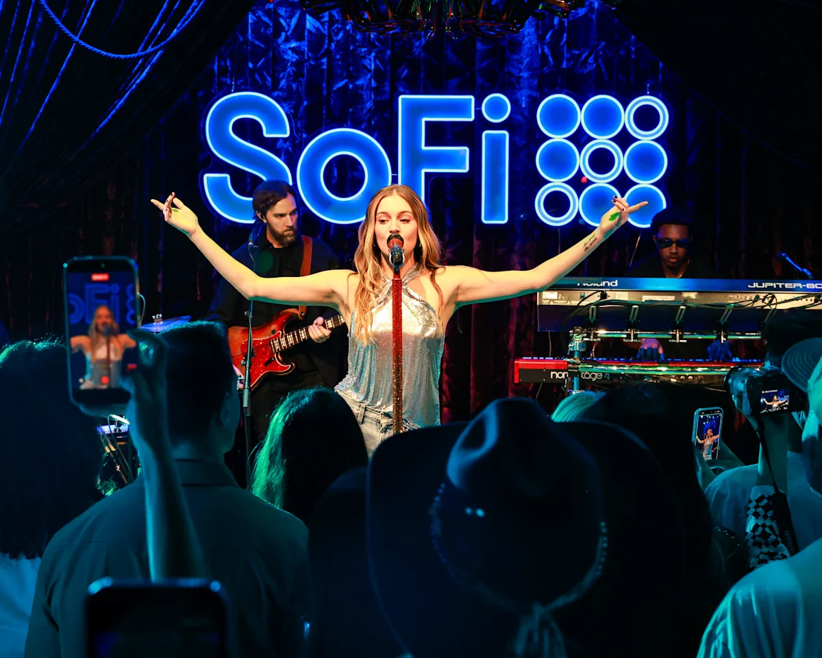 Kelsea Ballerini Talks Her ‘In-Between Season,’ Moving to NYC, and Her ‘Rolling Stone’ Shoutout