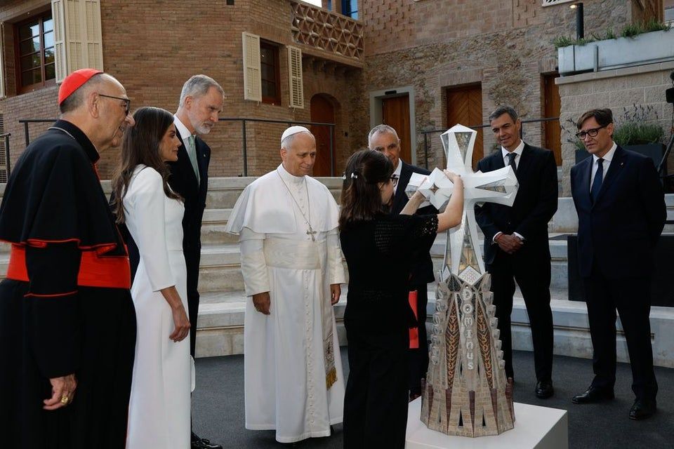 A touching moment as 13-year-old Valentina Sánchez presents a model of the Tower of Jesus to the King, Queen, and Pope.