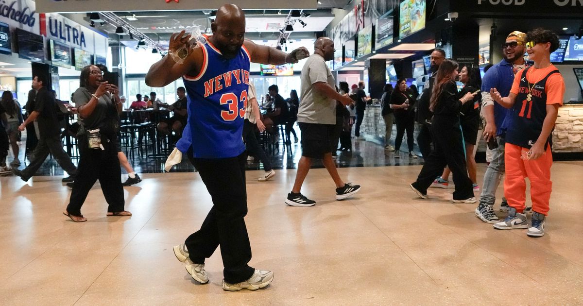 New York City is in a Knicks frenzy for its beloved team's 1st NBA Finals in 27 years :: WRAL.com