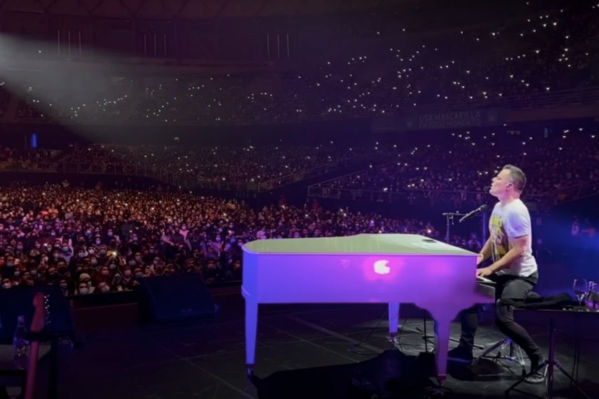Freddie Mercury soundalike gets 10,000 people to spontaneously sing Queen’s ‘Love of My Life’