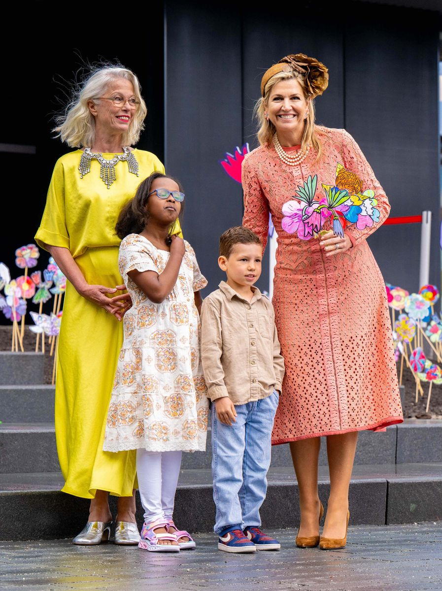 Queen Máxima showcased effortless elegance with soft waves and radiant makeup.