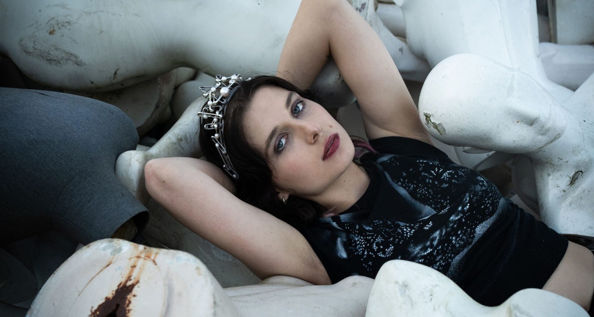 Baby Queen announces new album ‘I Hope You Don’t Remember Me’ – featuring members of QOTSA and Jack White’s band – with single ‘Permanently Obsessed’ and UK record store tour