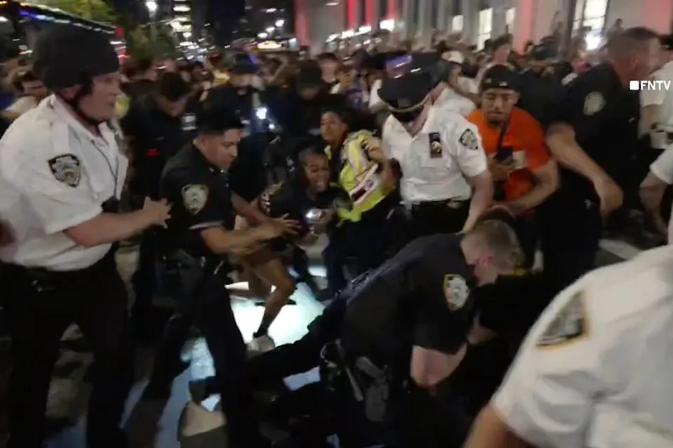 Knicks fans immediately started getting rowdy on Saturday night. FNTV