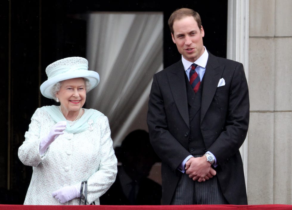 london, england june 05: queen elizabeth ii and prince william, duke of cambridge on the balcony of buckingham palace after the service of thanksgiving at st.paul’s cathedral on june 5, 2012 in london, england. for only the second time in its history the uk celebrates the diamond jubilee of a monarch. her majesty queen elizabeth ii celebrates the 60th anniversary of her ascension to the throne. thousands of wellwishers from around the world have flocked to london to witness the spectacle of the weekends celebrations. (photo by oli scarff/getty images)