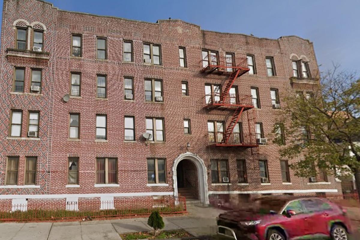 NYC tenant fatally stabs burglar with his own knife during struggle: sources, report