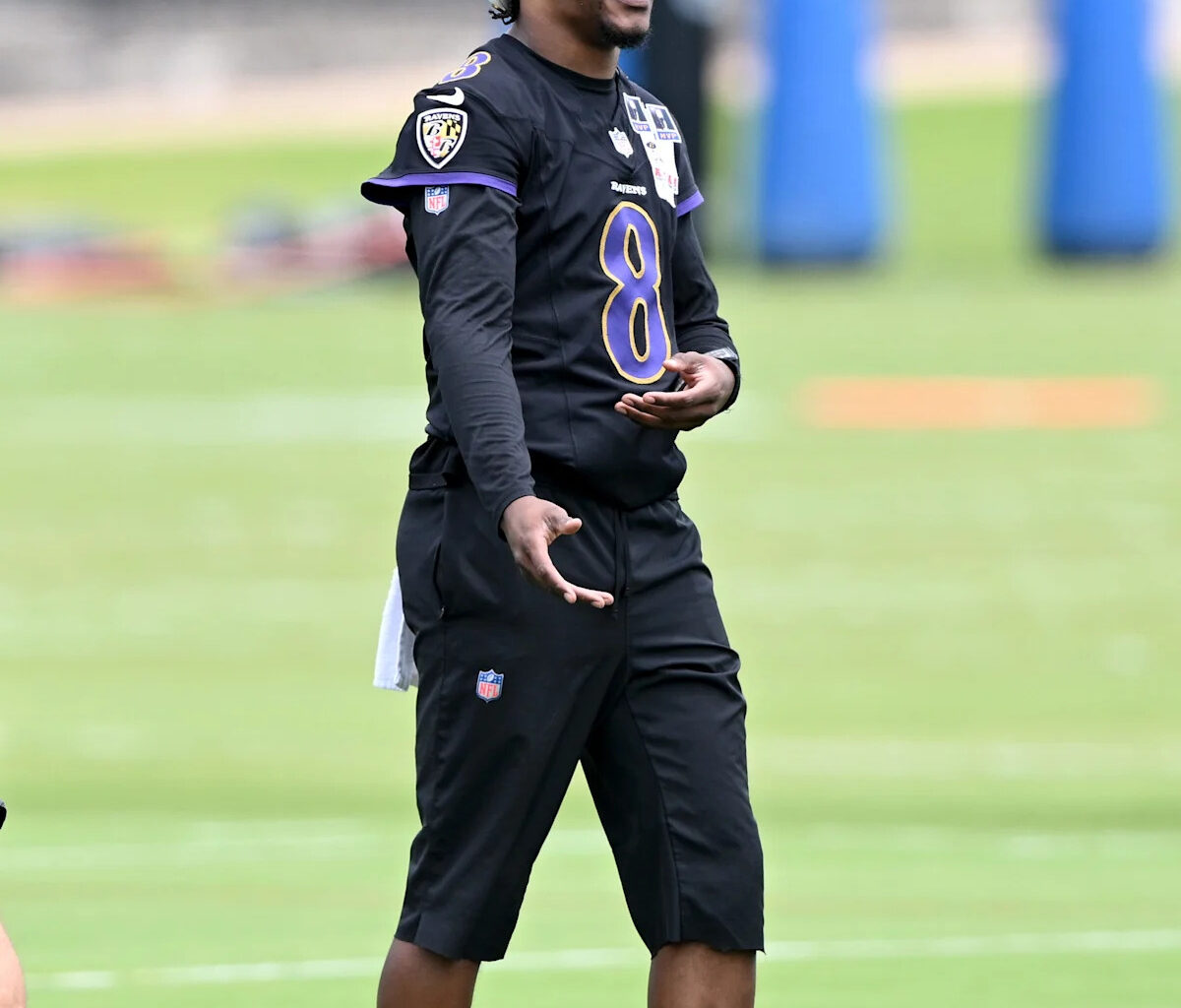 Ravens QB Lamar Jackson turns a walk in New York City into fan frenzy