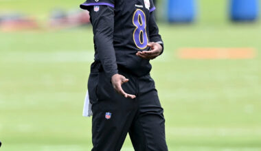 Ravens QB Lamar Jackson turns a walk in New York City into fan frenzy